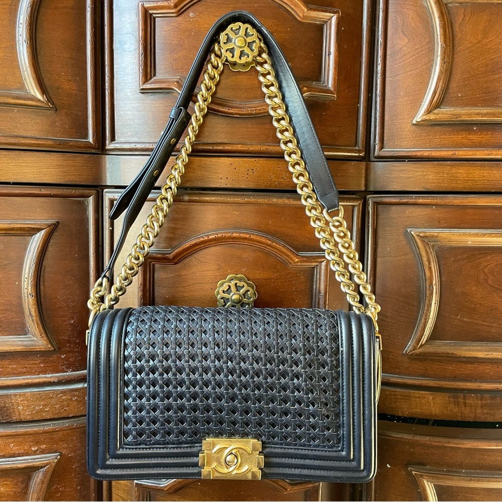 CHANEL Navy Woven Crossbody Bag with Gold Chain - Picture 3 of 15